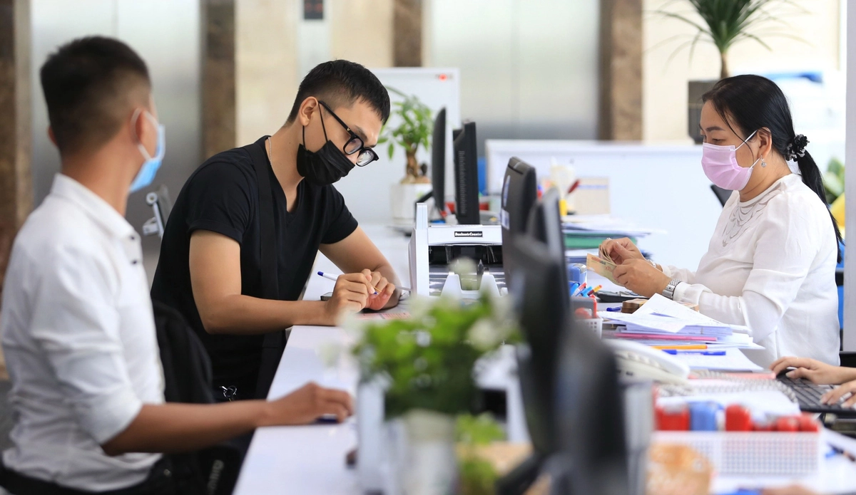 Nhân viên tư vấn giá đệm Everon tại cửa hàng