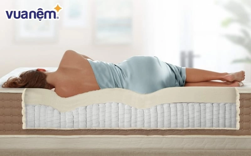 nhiều dòng Nệm Kim Cương bày trên sạp trải nghiệm