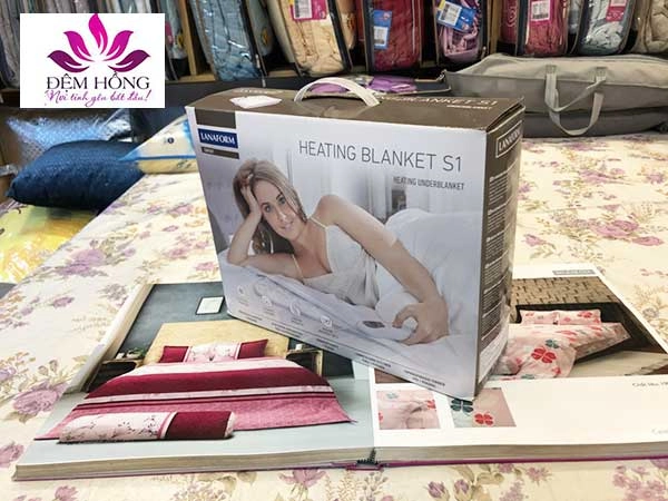 Phơi phẳng chăn sưởi Lanaform trên giá thoáng gió