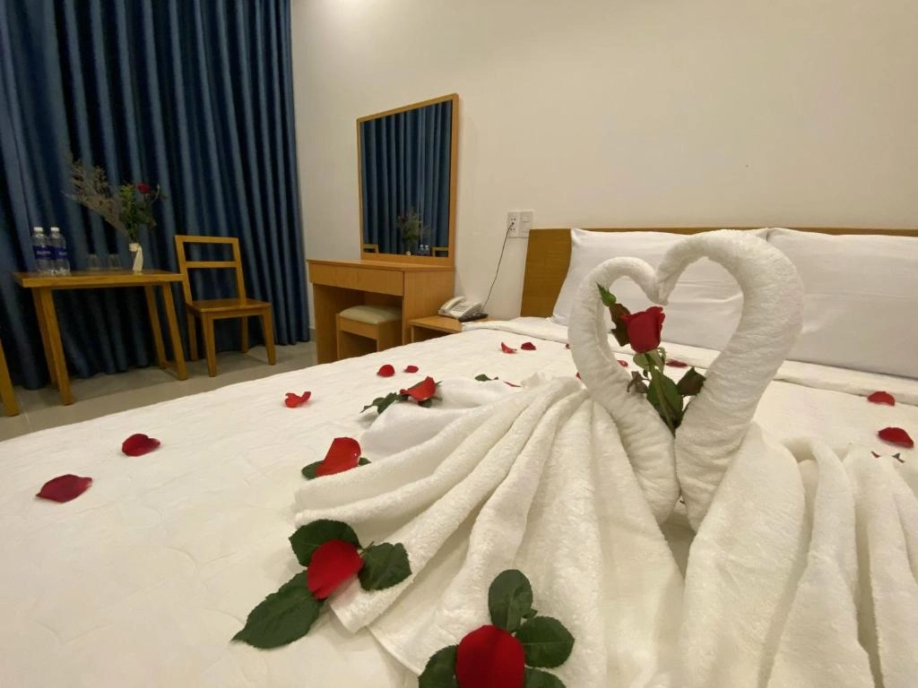 phòng tân hôn dùng ga Everon tông kem ngọc