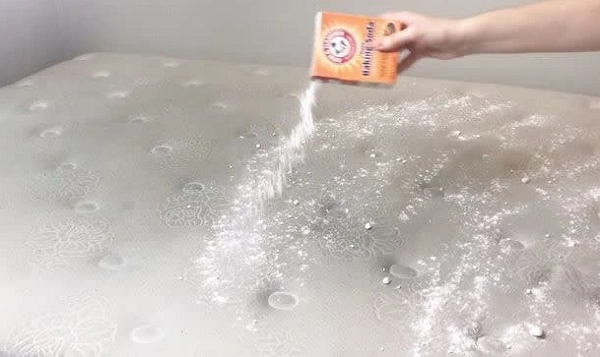 Rắc baking soda trên nệm lò xo