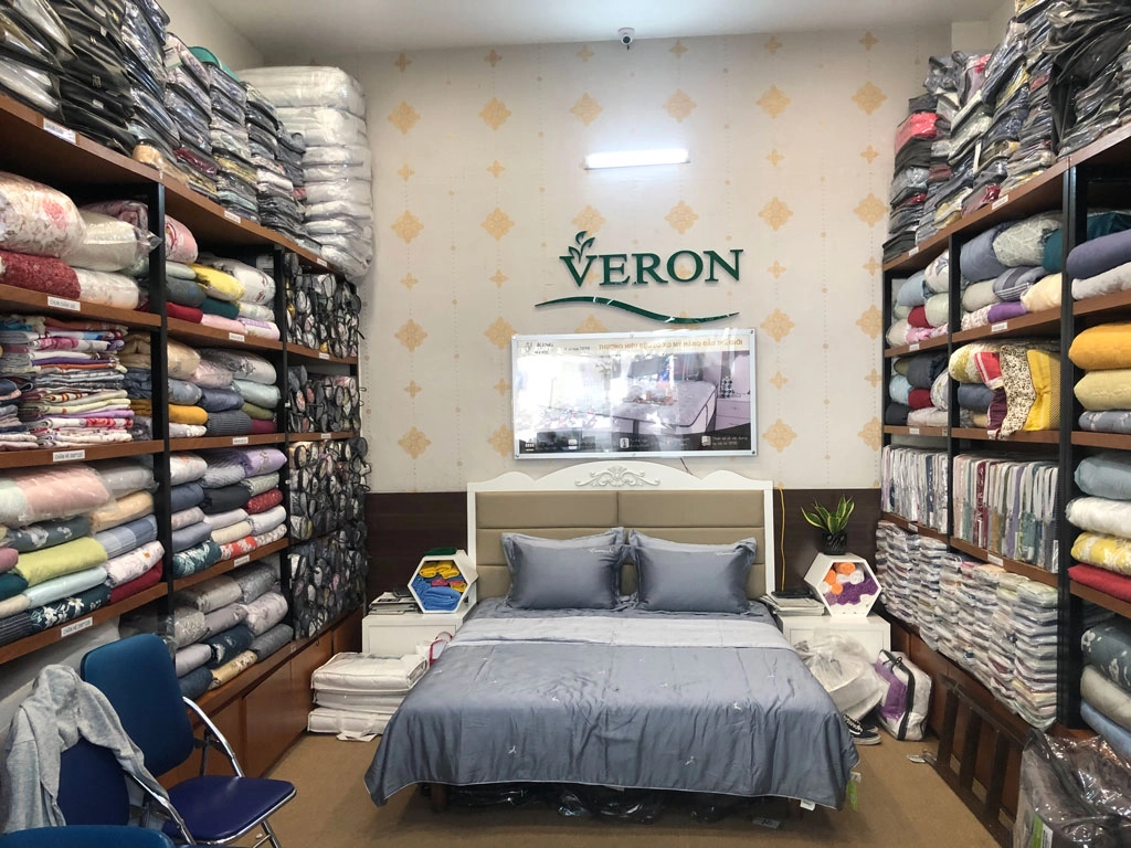 showroom đại lý Everon trưng bày bộ sưu tập mới
