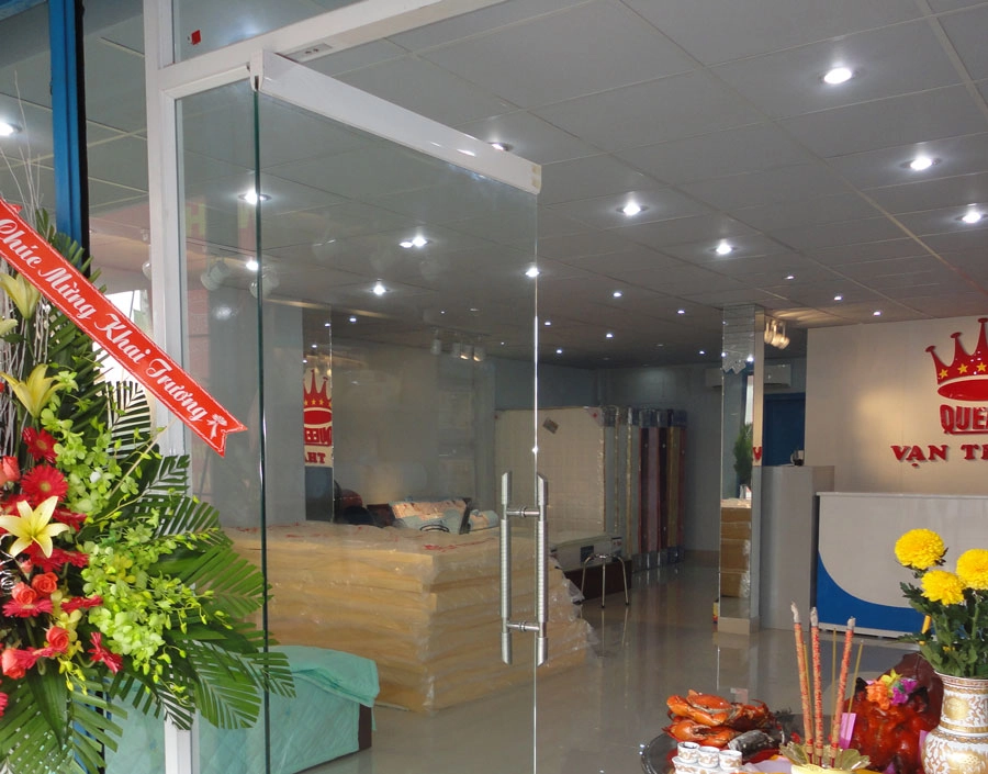 Showroom ủy quyền nệm Vạn Thành tư vấn khách