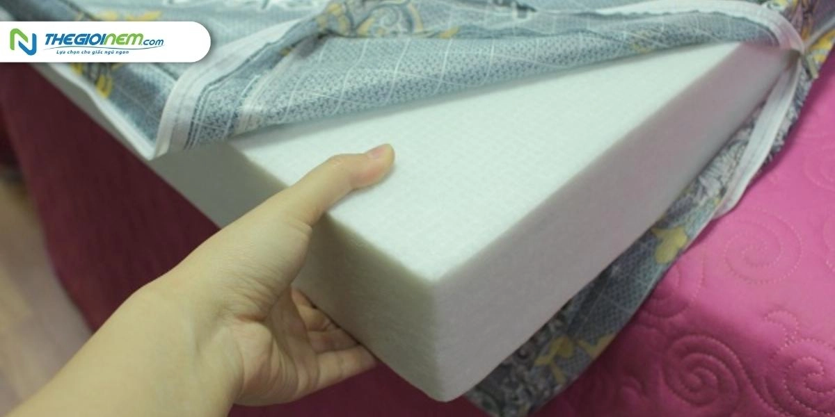 sinh viên nằm thử nệm bông ép 10 phút