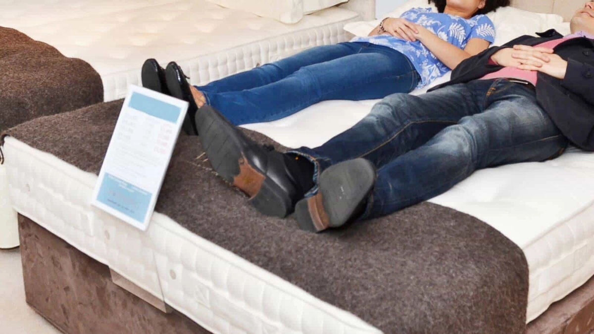 sinh viên nằm thử nệm trong showroom Liên Á