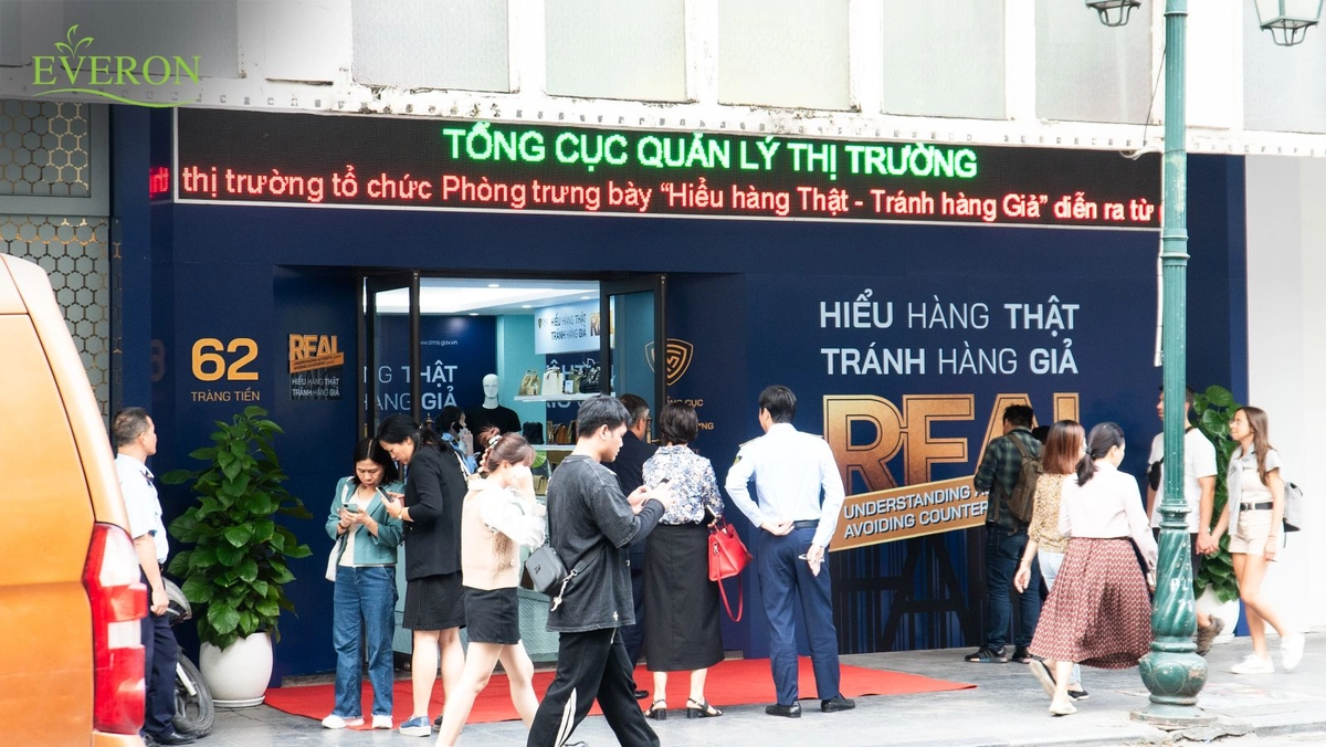 so sánh các mẫu nệm Everon trưng bày cửa hàng