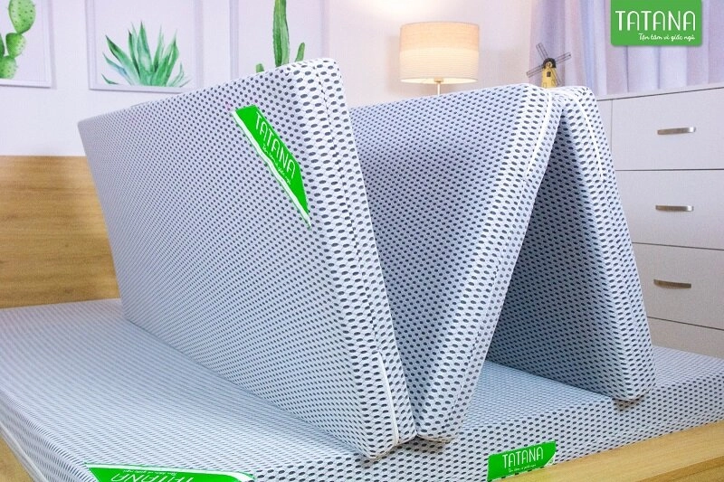 So sánh Tatana với nệm ngoại trên kệ