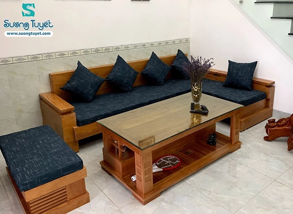 sử dụng đệm ngồi thoáng khí trên ghế gỗ gia đình