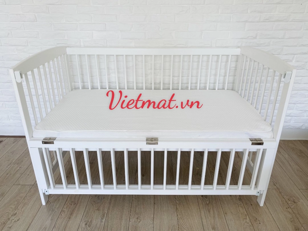 tấm lót chống thấm cho bé trên cũi gỗ