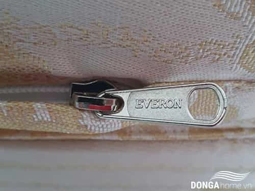 tem chống giả Everon và khóa kéo YKK
