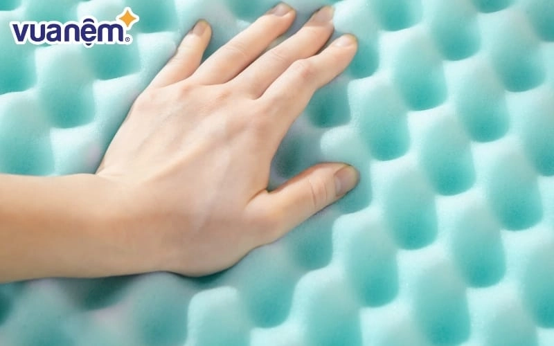 Thử ấn tay kiểm tra nệm nước lót ghế ngồi
