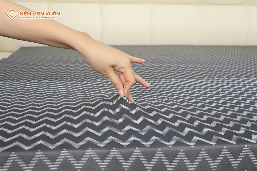 thử độ cứng nệm bông ép Kim Cương tại showroom