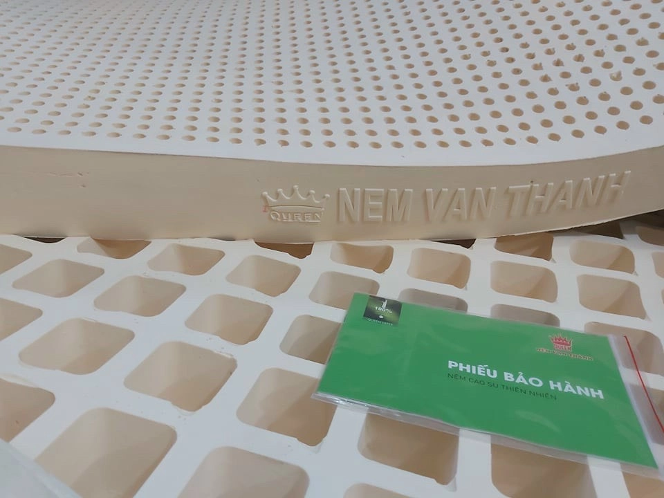 Thử độ đàn hồi nệm Vạn Thành tại showroom