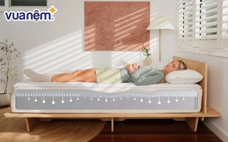 thử nằm đệm cho người già trong showroom Liên Á