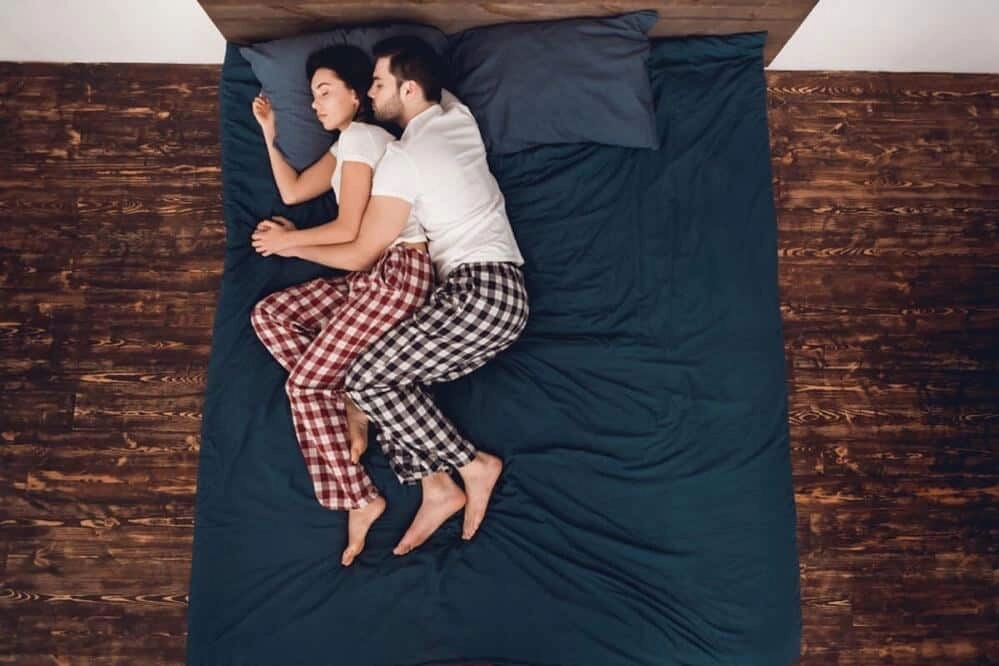 thử nệm Dunlopillo theo tư thế ngủ khác nhau