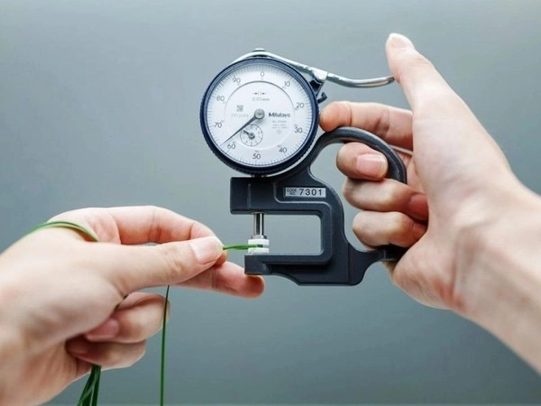 thước đo độ dày nệm Everon trên sàn gỗ