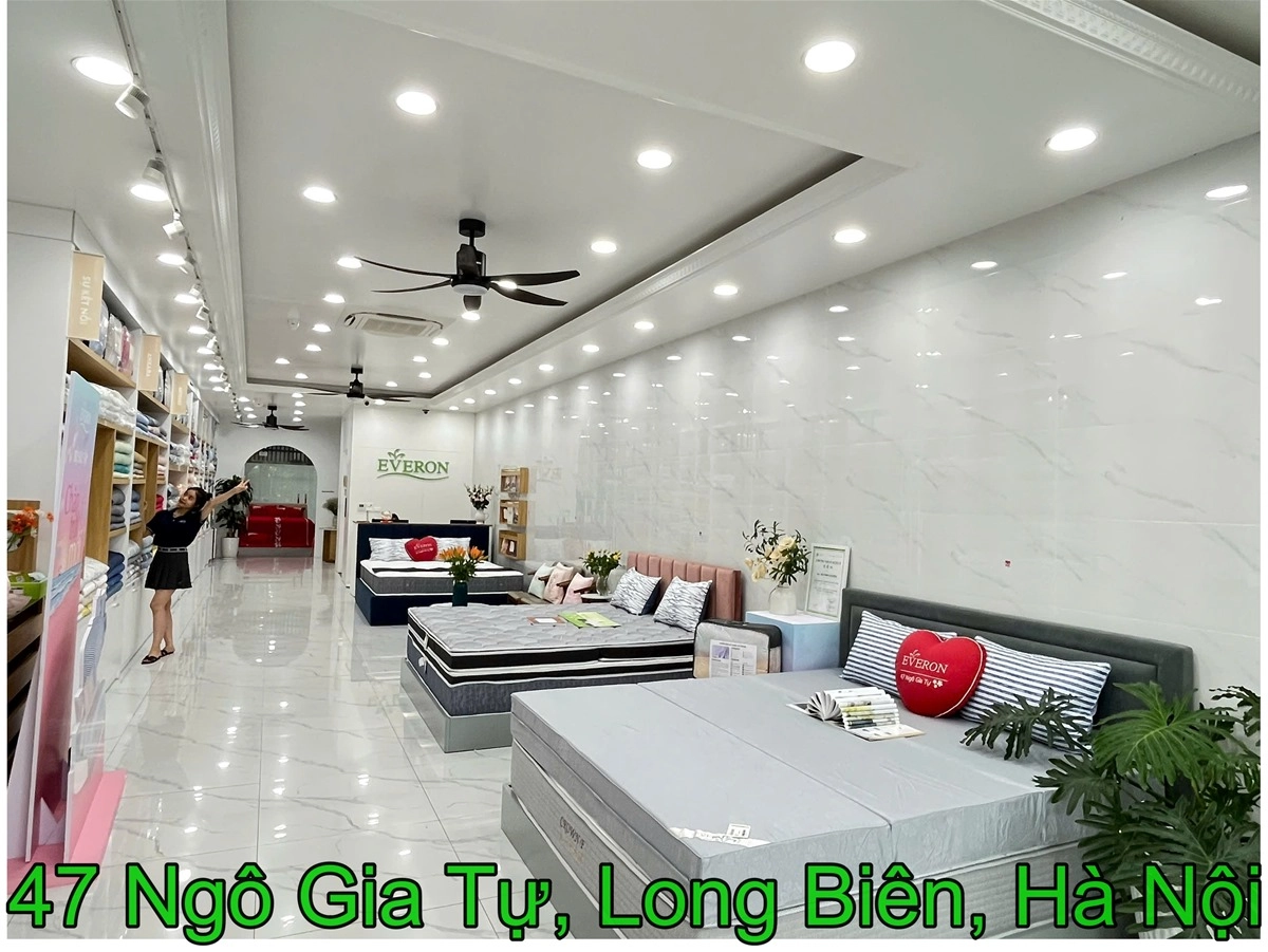 trưng bày chăn tại showroom Everon Hanvico ở Hà Nội