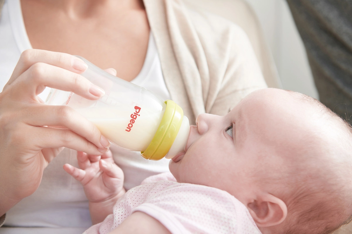 tư thế bồng bé thẳng lưng sau bú Tommee Tippee