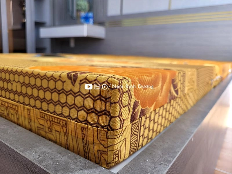 tư vấn chọn nệm bông ép tại cửa hàng gần trường