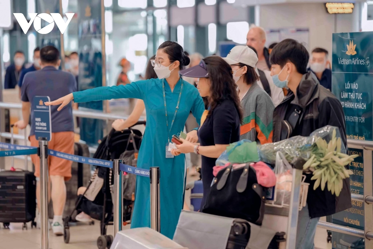 Tư vấn khách hàng so màu và kiểm kích thước