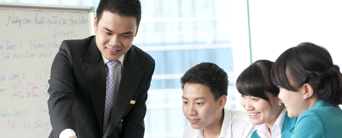 tư vấn viên Everon giải đáp thắc mắc khách