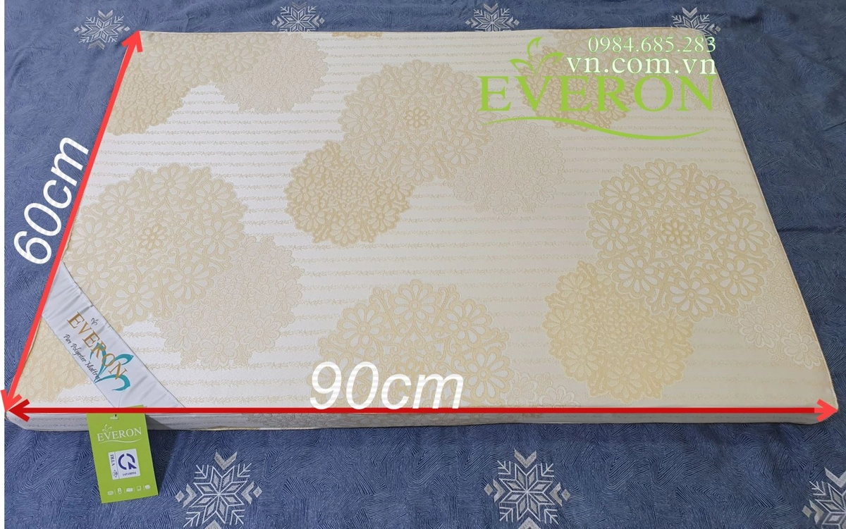Tư vấn viên Everon giúp khách chọn độ cứng đệm