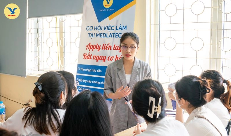 tư vấn viên giải đáp thắc mắc về Elan