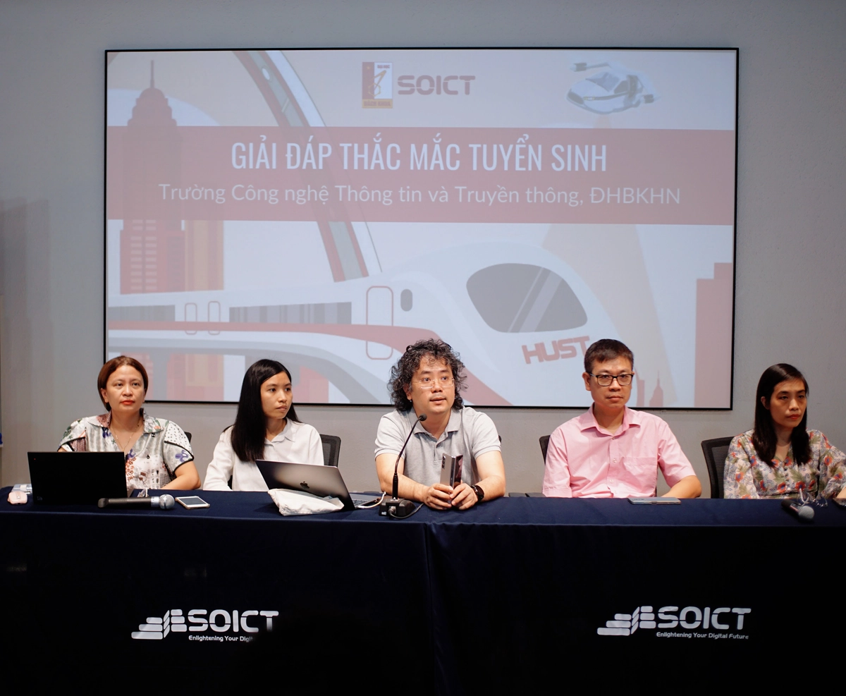 tư vấn viên giải đáp thắc mắc về nệm Kim Đan