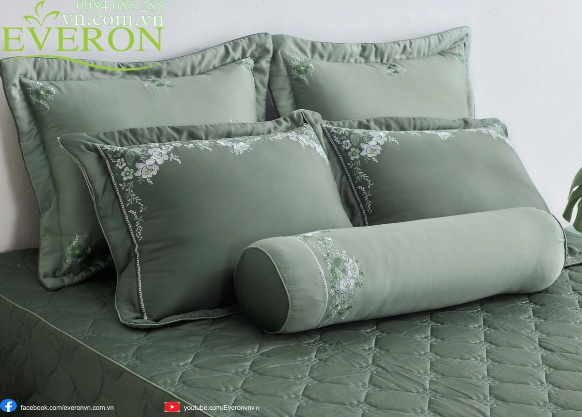 Vải tencel và cotton Everon đặt trên bàn gỗ