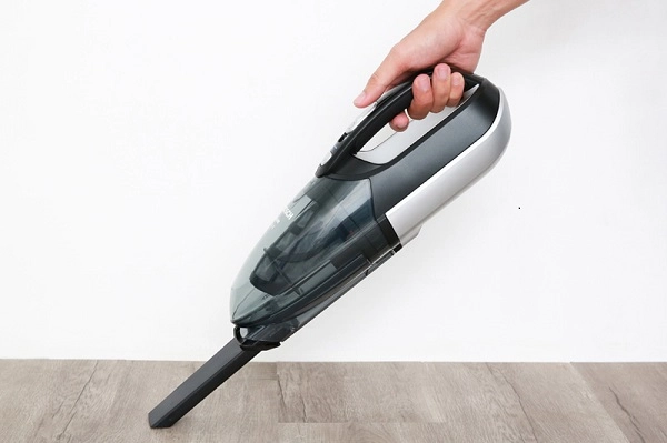 vệ sinh áo nệm Thắng Lợi bằng máy hút bụi cầm tay