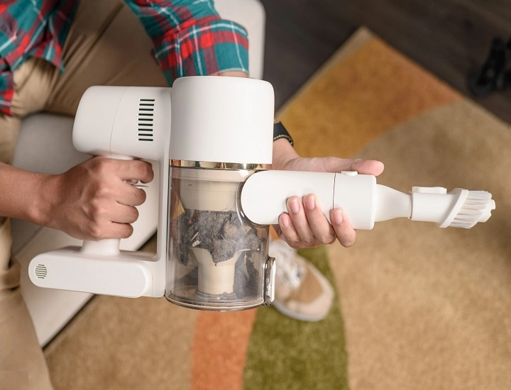 vệ sinh đệm bằng máy hút bụi cầm tay