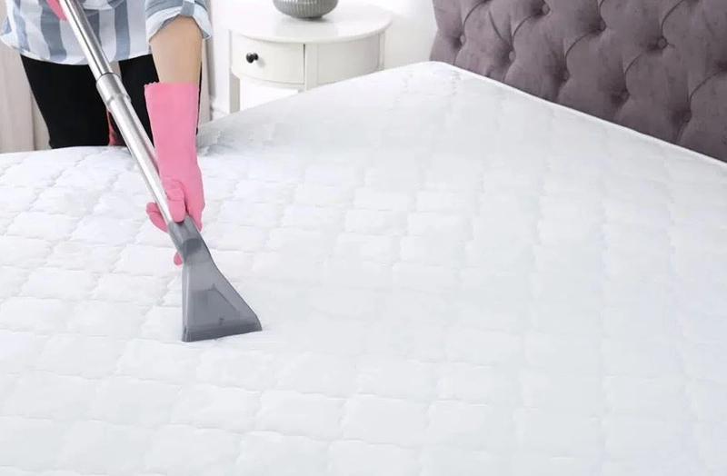 Vệ sinh đệm lò xo Tuấn Anh bằng máy hút bụi cầm tay