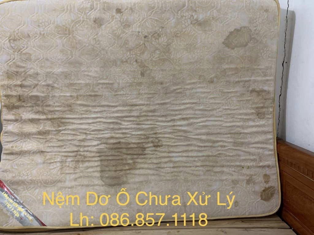 xử lý vết bẩn trên nệm Kim Đan cận cảnh