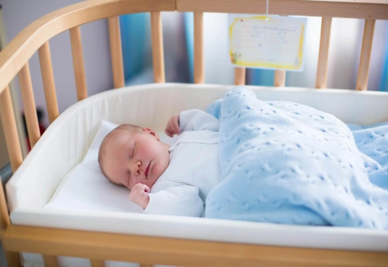 Bé sơ sinh nằm ngửa dùng túi ngủ cotton