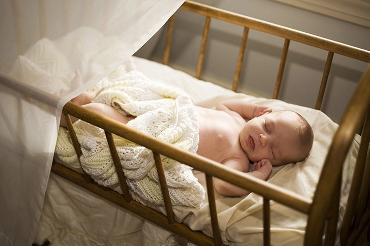 Bé sơ sinh ngủ trong giường cũi an toàn