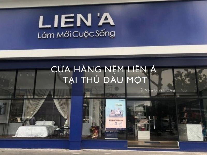 bé và mẹ nằm thử nệm Liên Á tại cửa hàng