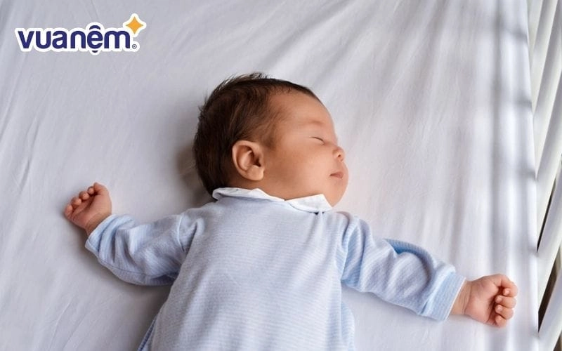 Bố mẹ chọn nệm nằm mát lưng cho bé