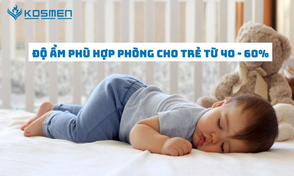 Bố mẹ kiểm tra độ cứng nệm cho trẻ sơ sinh