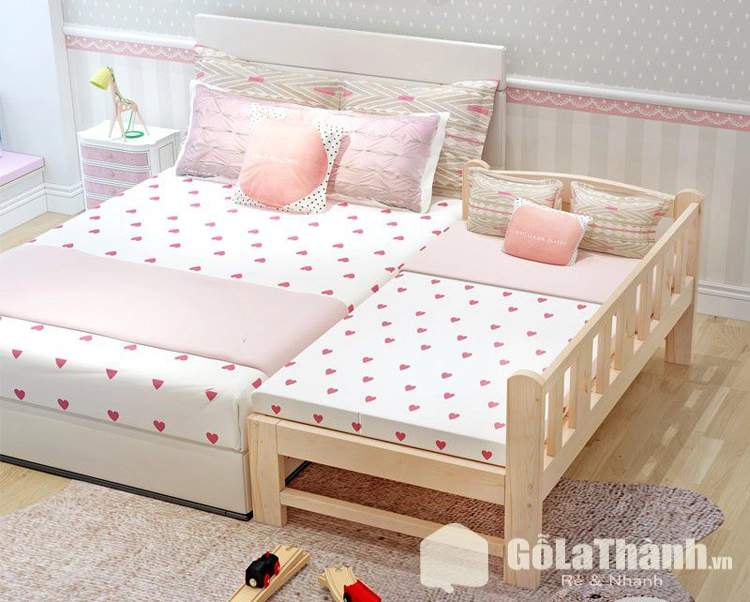 Bố mẹ thử nệm cũi tại cửa hàng trẻ em