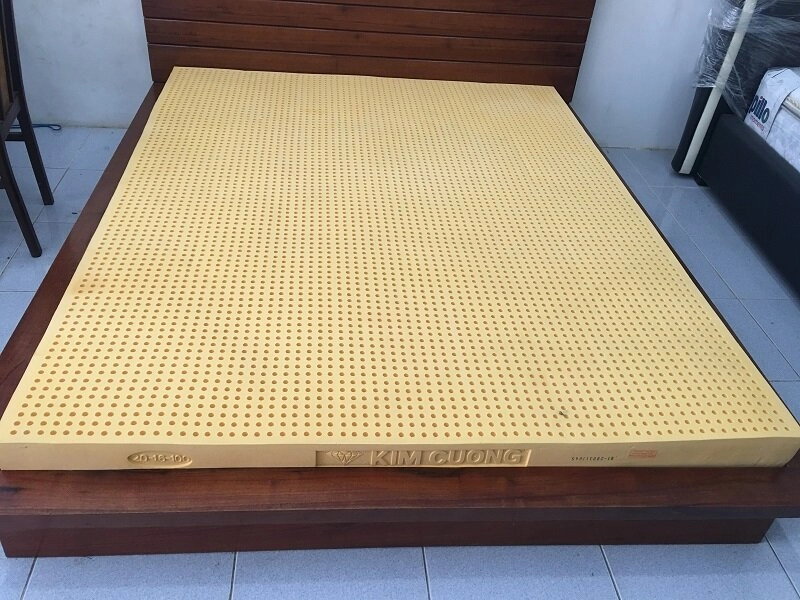 các kích thước Nệm Kim Cương Titanium đặt trên giường gỗ