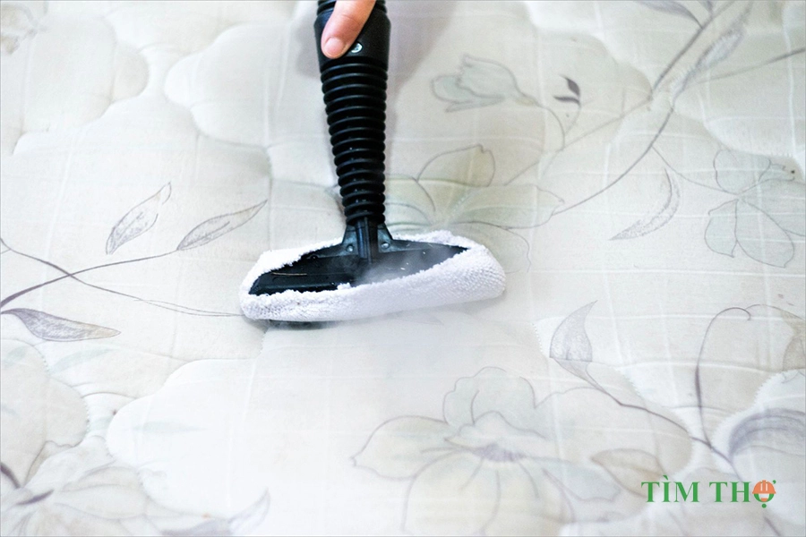 cận cảnh vết nước tiểu trên nệm foam