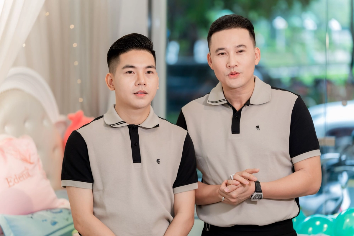 Cặp đôi chọn nệm Vạn Thành tại đại lý ủy quyền