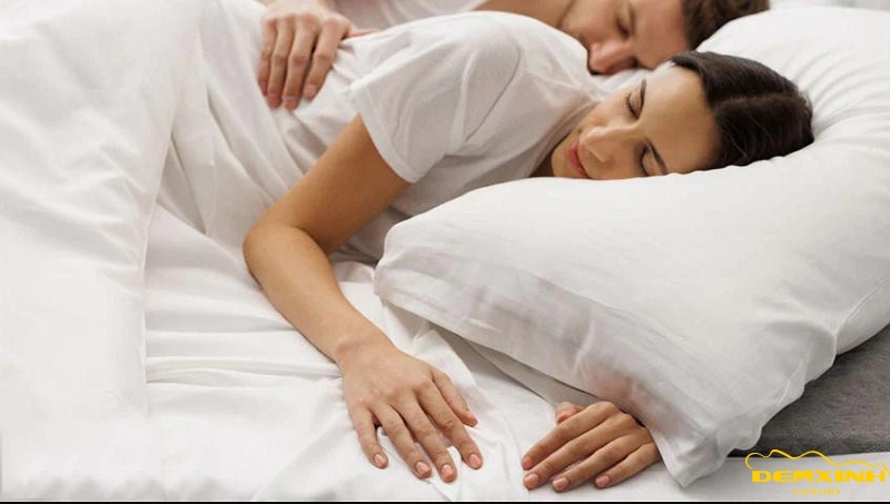 cặp đôi thư giãn trên đệm lò xo túi độc lập