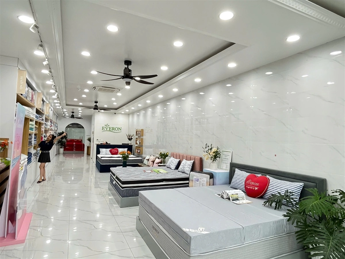 Cặp đôi trải nghiệm thử đệm Everon tại cửa hàng