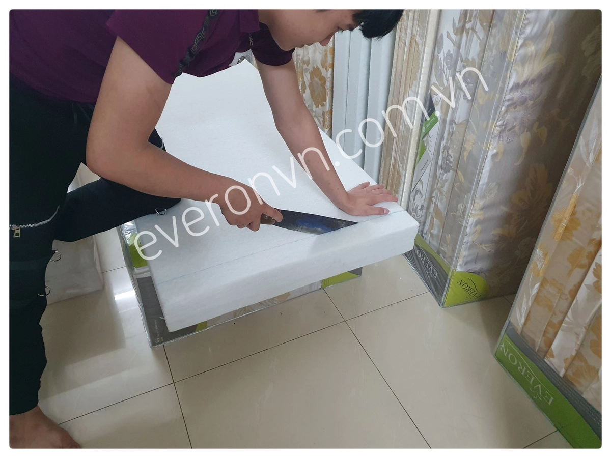 cắt lớp foam memory và bông ép trong đệm