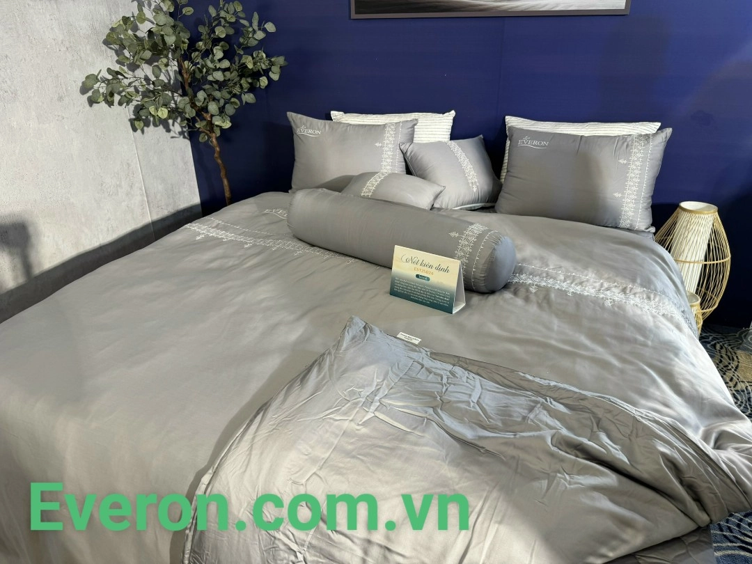 chăn ga Everon kết hợp nệm Dunlopillo phòng ngủ sáng