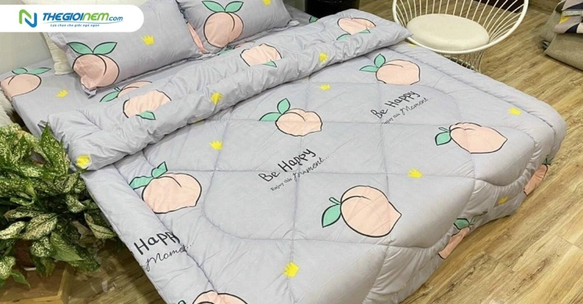 chăn phao Everon trắng bồng bềnh trên giường