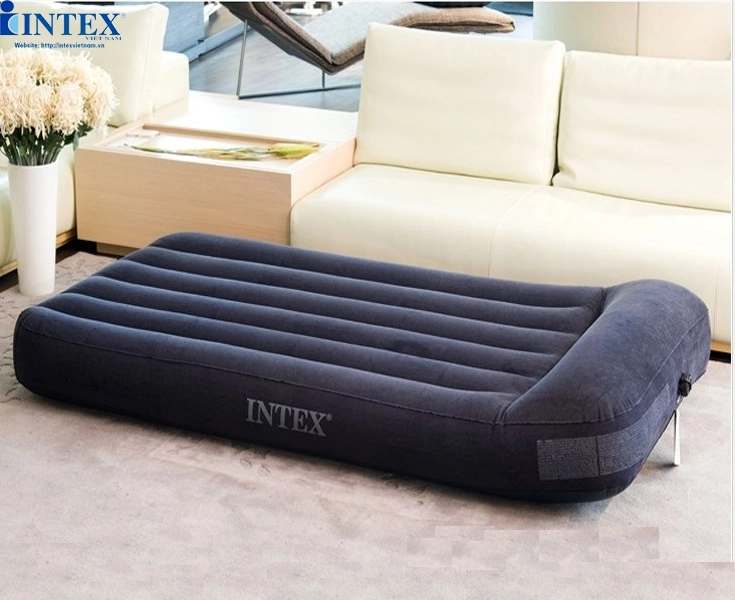 đệm hơi Intex đặt trên sàn gạch mát