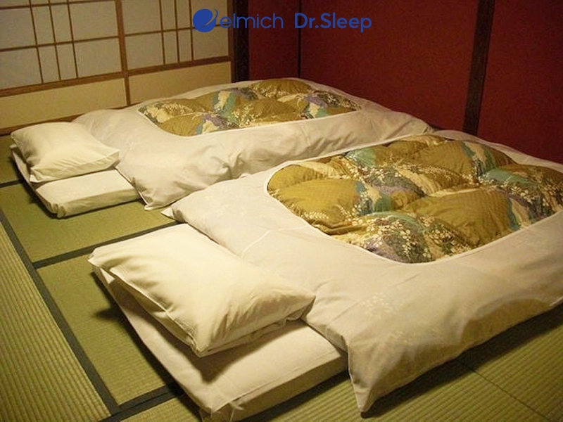 futon Nhật cạnh nệm kiểu Hàn trong phòng tatami