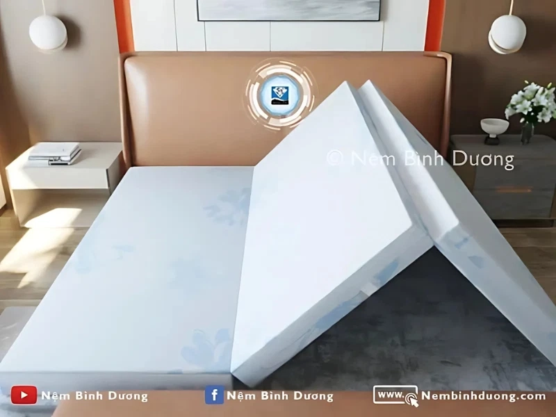gấp gọn nệm Zinus đặt cạnh tủ thấp gọn